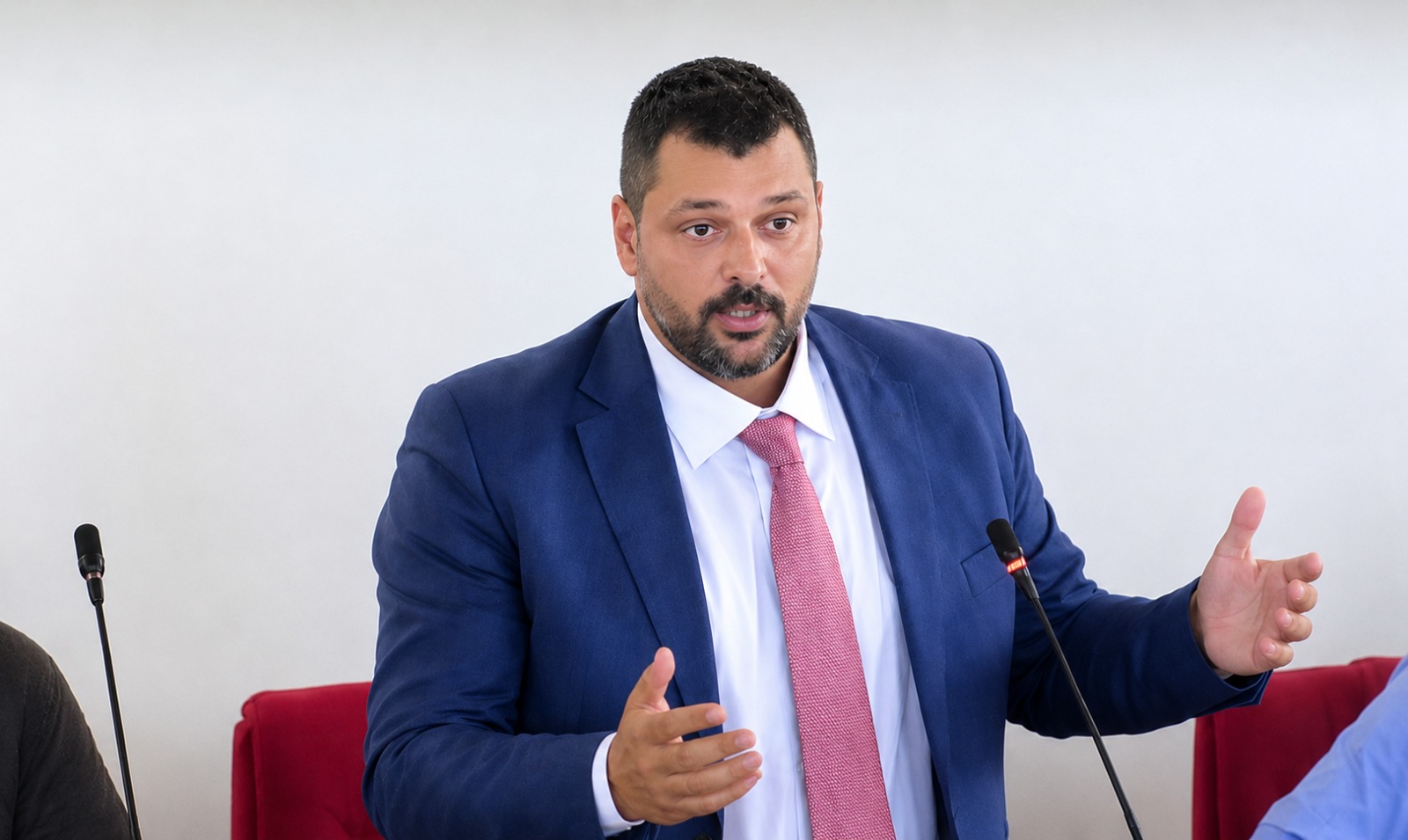 SAN GIULIANO TERME: UNA TARGA IN CONSIGLIO COMUNALE PER RICORDARE L’EX VICEPRESIDENTE FABRIZIO FERRI. VIA LIBERA ALL’UNANIMITÀ.