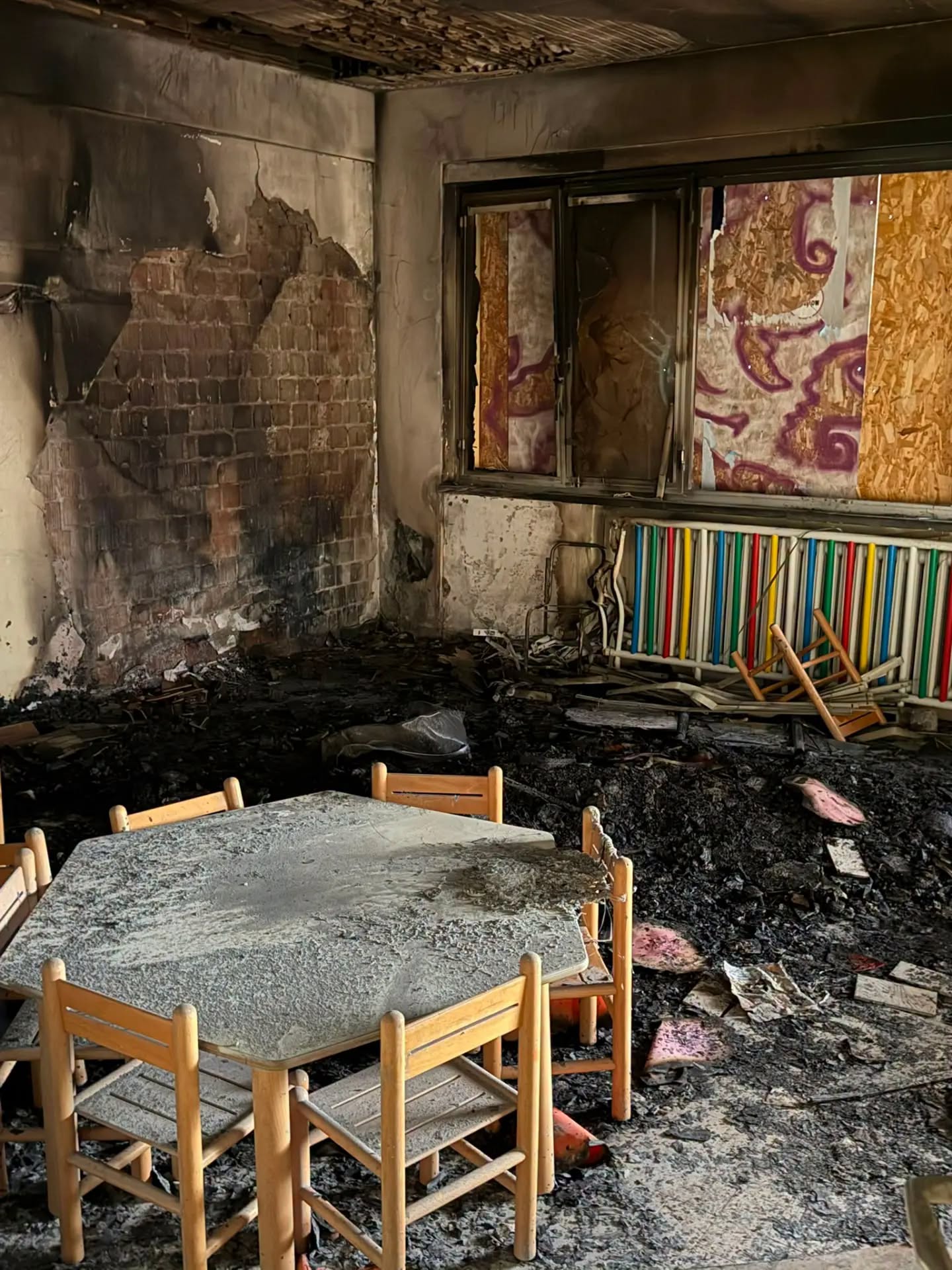 GELLO, SCUOLA DELL’INFANZIA INCENDIATA: PER I PICCOLI ALUNNI LUNEDI LA CAMPANELLA SUONERA’ LO STESSO. SARANNO ACCOLTI NELLE SCULLE DI ASCIANO E CAMPO.